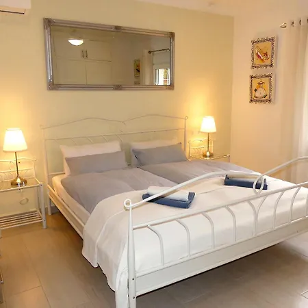 Mara Villa *